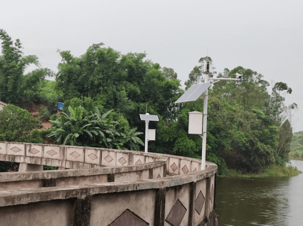 四川小型水庫安全運行項目雨水情測報系統(tǒng)和水庫安全監(jiān)測系統(tǒng)現(xiàn)場圖